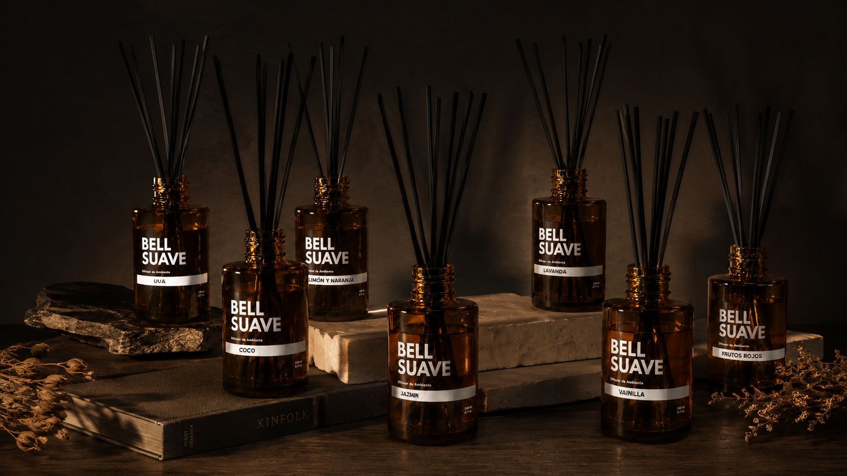 Difusores de ambiente BellSuave en composición oscura